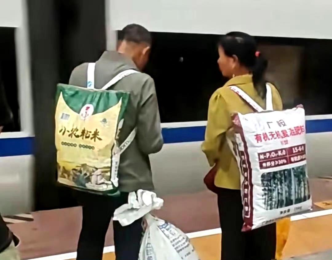 不要让巴黎世家看到，不然这背包要卖10多万。