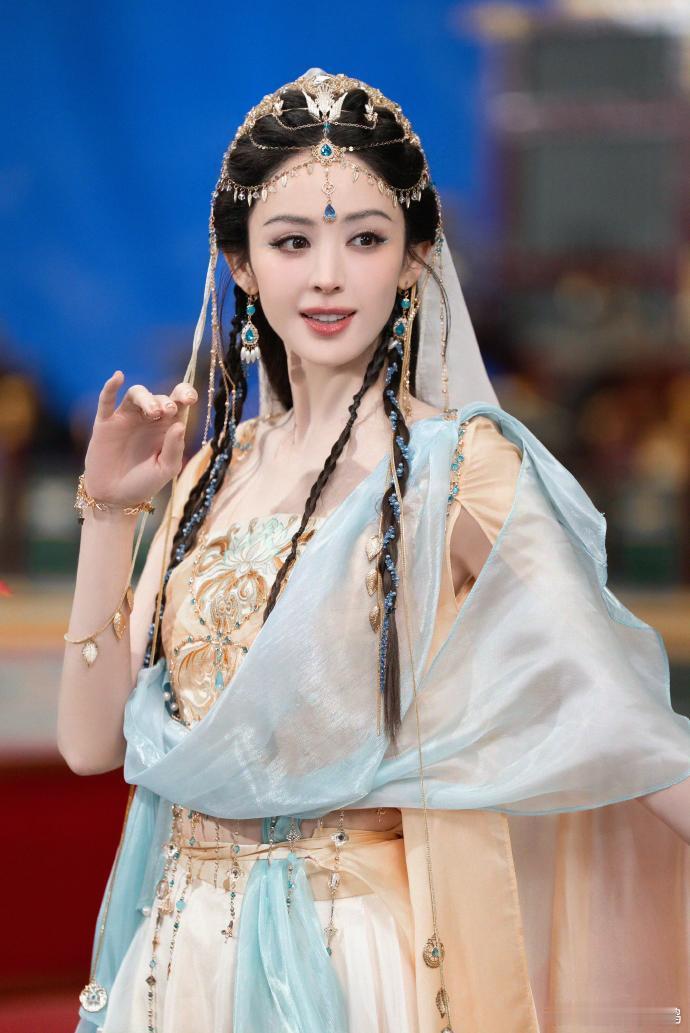 娜扎又美我一大跳 谁刷完直接把图设成锁屏！完全是浓颜适配度拉满的神级妆造，像从西