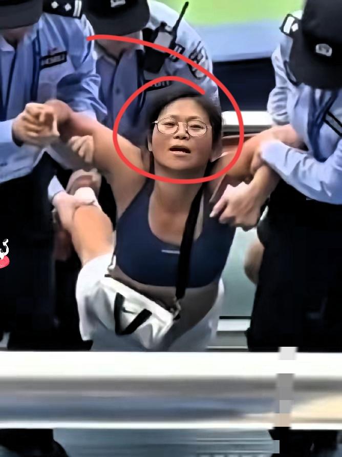 现在全网偷着乐的，估计得是谢云的前夫杨忠吧！谁能想到当年一场被婆婆催来的婚姻，最
