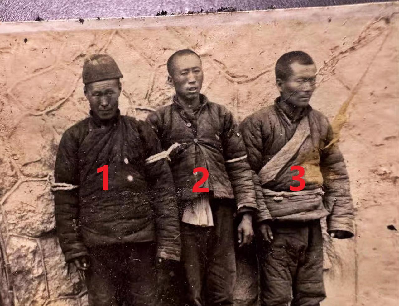 这是一张发黄的老照片，真实记录了我军三名八路军士兵不幸被日军抓到之后的心理状态。