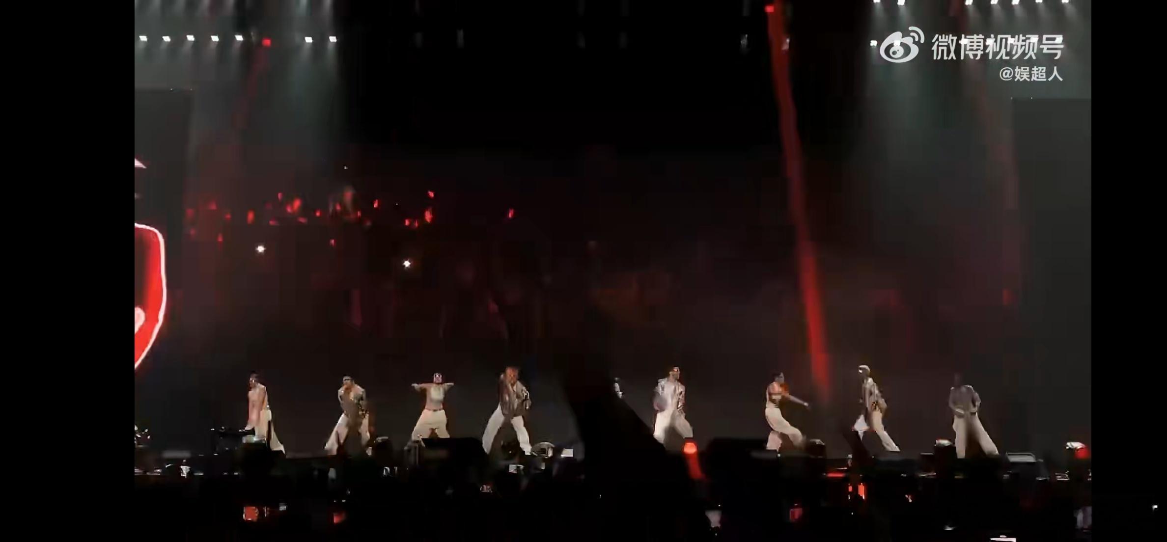 万妮达演唱会台下比台上齐  万妮达演唱会现场氛围太棒了！台下粉丝合唱整齐得吓人，