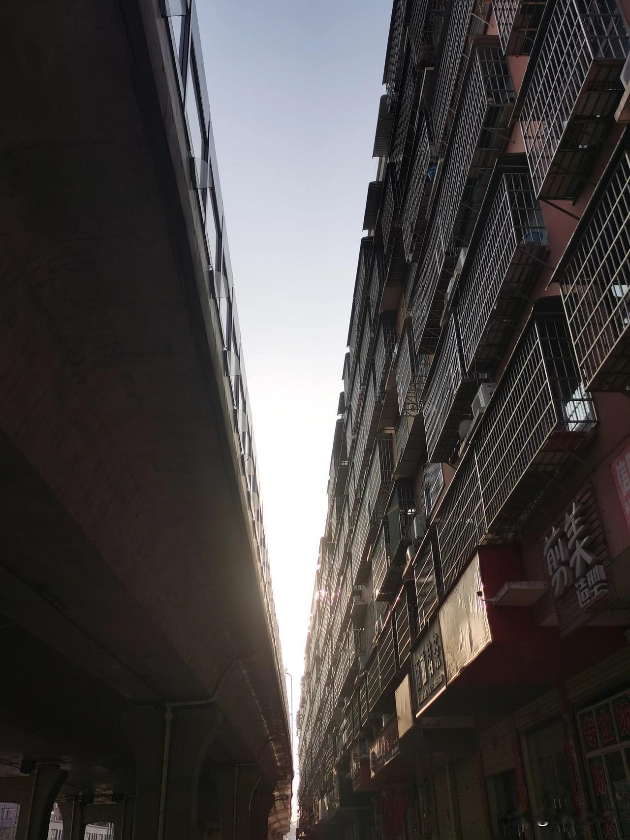 信阳新八景之“一线天”。

新十八大街高架桥经过春华路的时候，规划上与路北的一幢