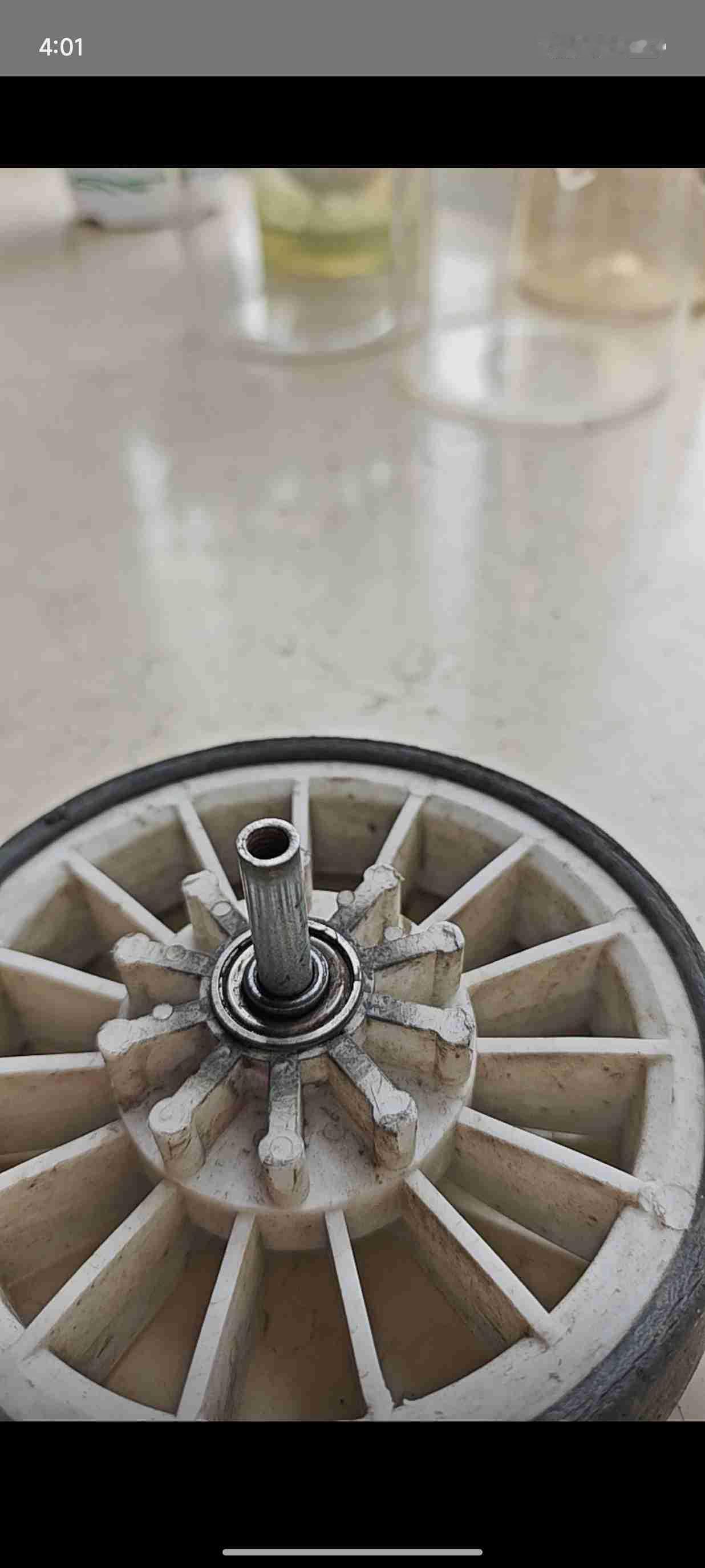 我的今日状态：😁轻松愉快
我这里的天气：☀️晴天，三年前给孙女买的手推车，立下