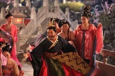 618年的某个夜晚，江都行宫的灯火依旧辉煌，隋炀帝杨广正与萧皇后共赏庭前琼花。而