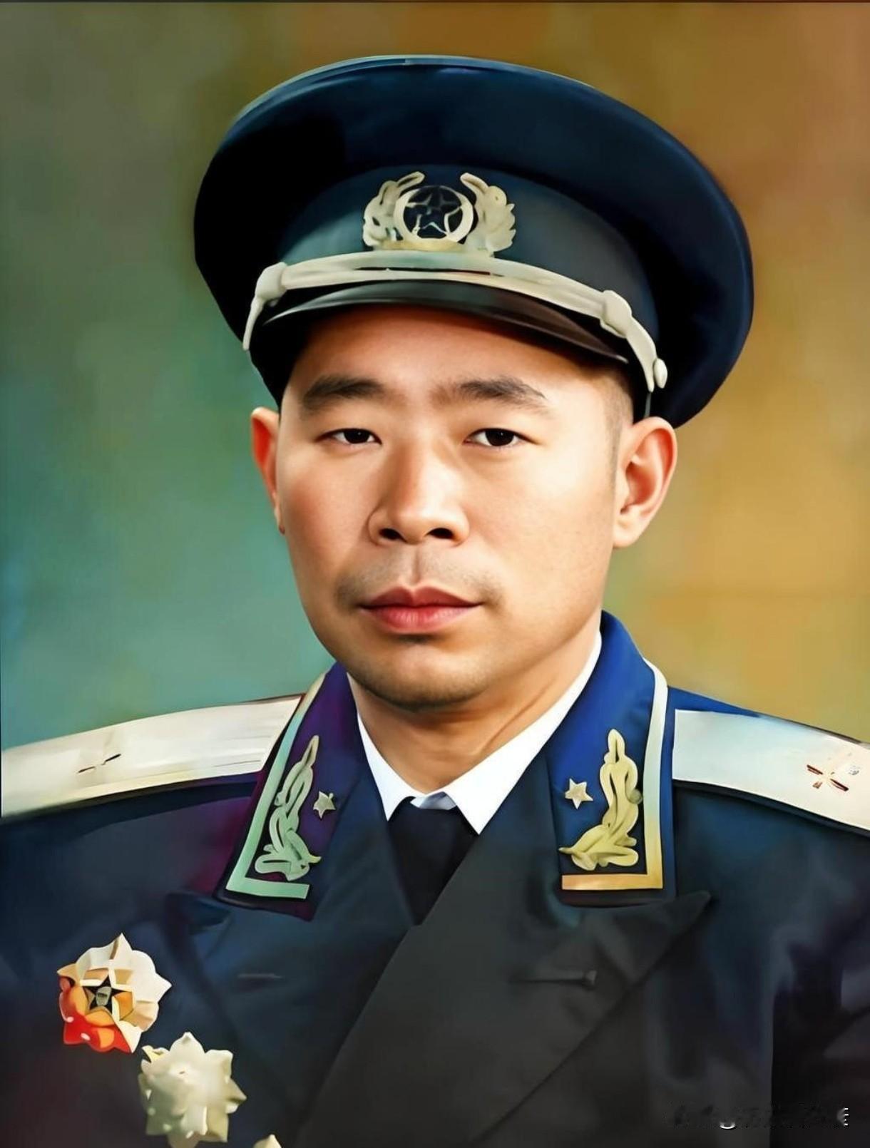 他一年从连长升到师长，1955年却只授少将。可他的三枚一级勋章，1360位开国少