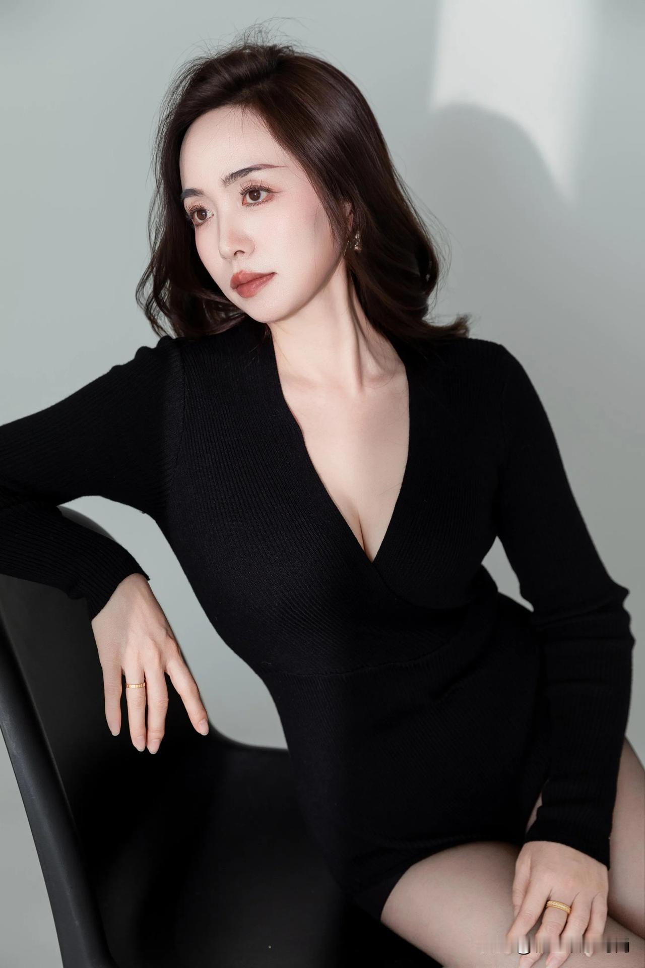 黑色V领连衣裙巧妙勾勒出优雅身形线条，长袖设计为整体增添了几分温婉气质，而V领剪