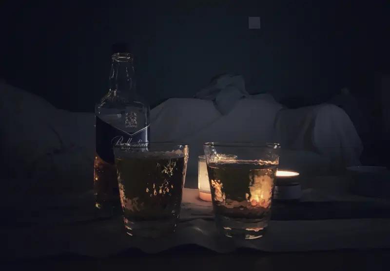 睡前吃杯小酒

少时心躁老自安，
睡前一杯胜神仙。
忘掉曾经烦心事，
人杯成影两
