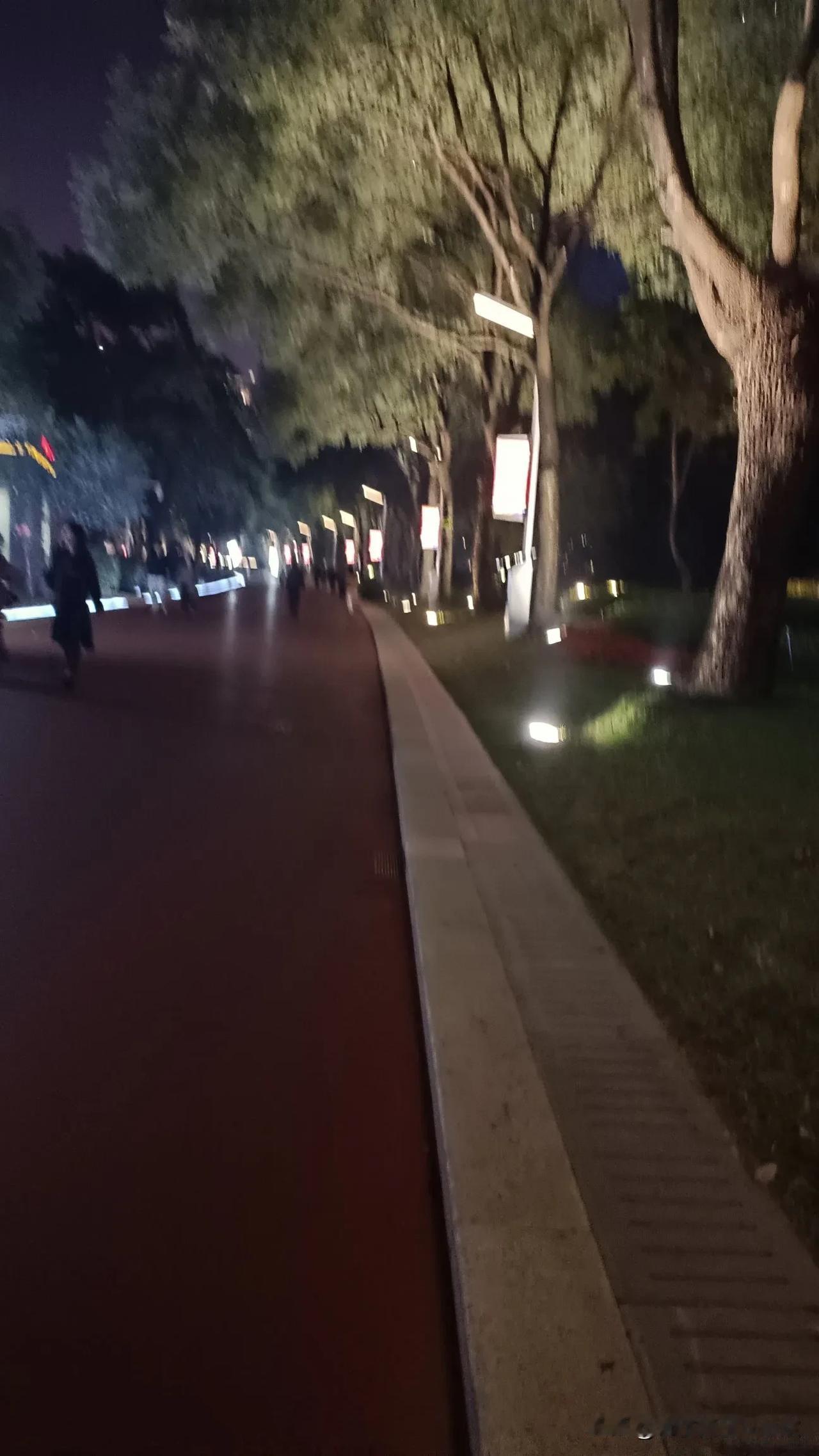 快过年了，村里变化还真不小。村口停满了外地车牌的车，广东、浙江、江苏的都有，路上