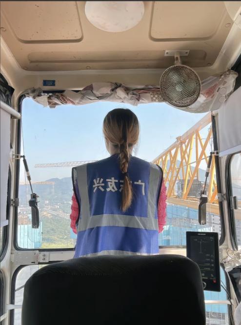 36岁塔吊女司机被清退，四个月两万五工资一分没结。她没哭闹，把安全帽扔进垃圾桶，