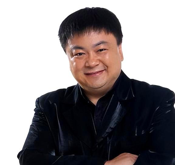 刷到一个视频，演员洪剑涛在浙江绍兴安昌古镇游玩，相中了一顶帽子，想试戴一下，卖帽