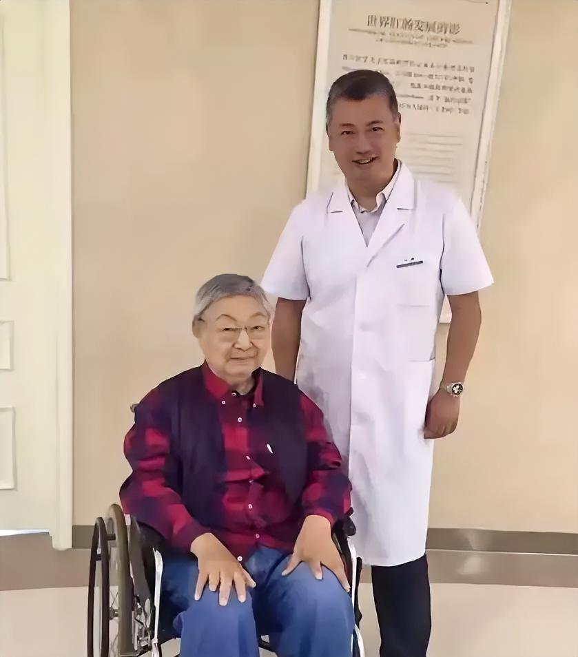 昔日台上神采飞扬的相声名家，如今无奈坐上轮椅，骨子里却依旧要强，打心底里抗拒依赖