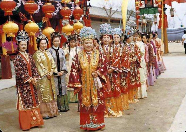 七点一刻离宫，凌晨两点三刻回宫，贾元春省亲为何选在晚上？
从戌时初刻到丑时三刻，