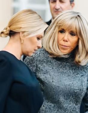 泽连斯基妻子叶莲娜这是怎么了？
这面部表情看上去，是不是感觉一脸不开心的样子啊？