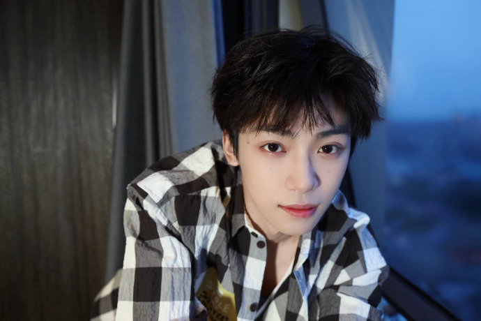 梓渝的蓝调时刻 梓渝蓝调时刻格纹衬衫随拍 梓渝的蓝调时刻来啦，不允许还有人没看到