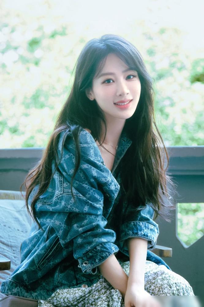 杨紫说爱自己，是“少吃、多睡、戒色”。可直播镜头一转，那张脸，跟她嘴里的“元气”