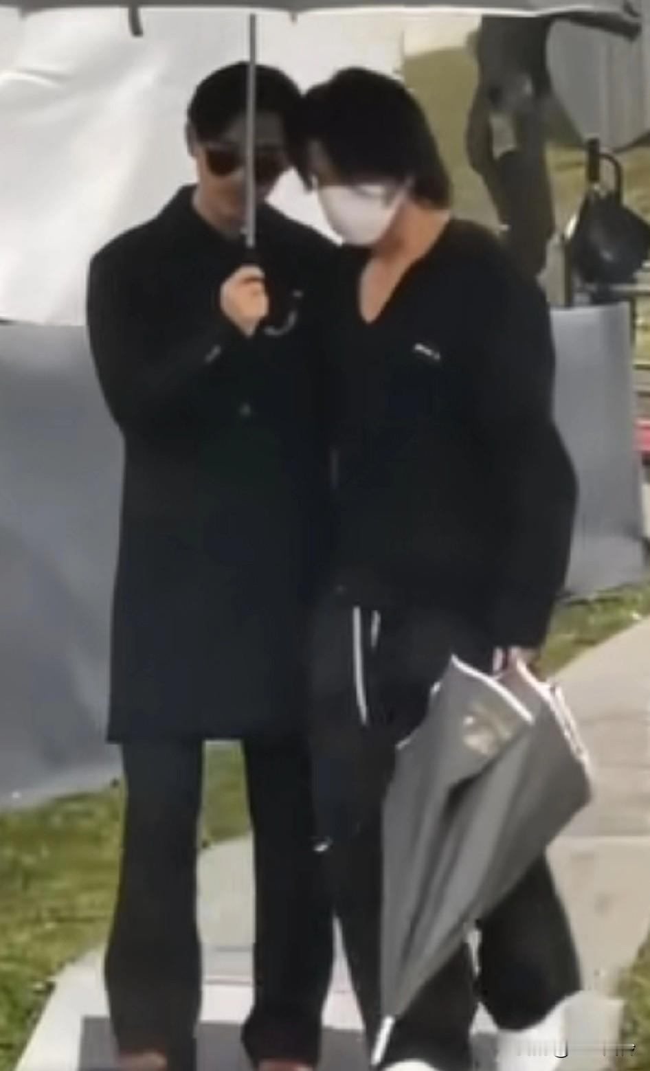 仔仔搀扶言承旭离开墓园，有这么悲伤吗？两个孩子都没有接来
蔡永康在跟人高兴打招呼