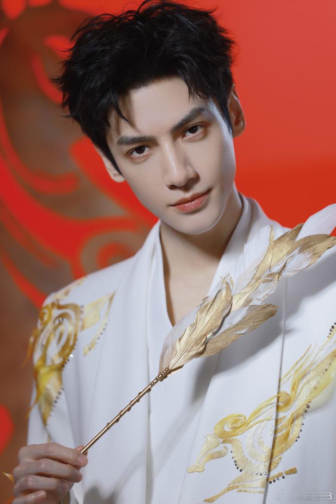 罗云熙马年春晚真穿了一身马 罗云熙央视春晚造型🈶！在马年春晚上穿了一身金色的马