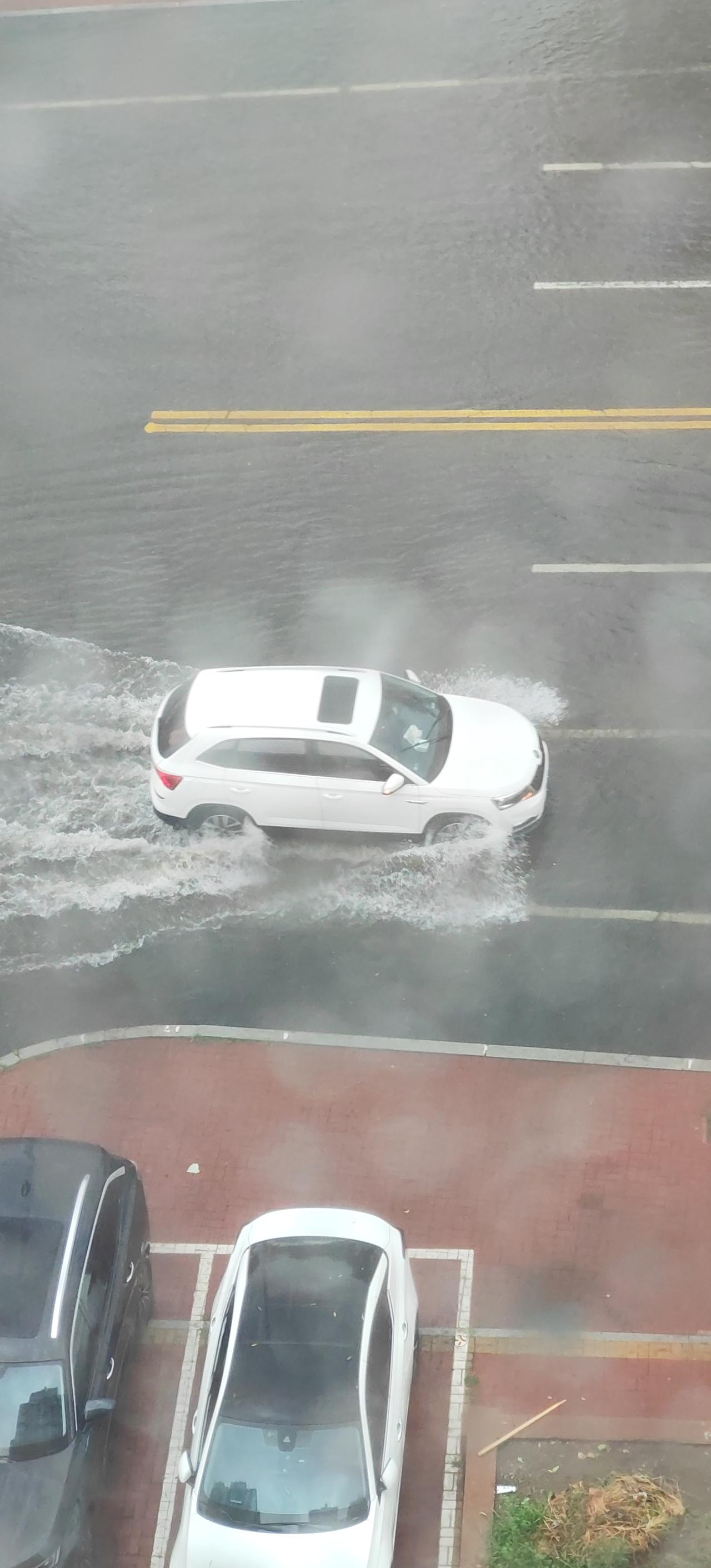 齐齐哈尔市中心城区一场强降雨，直接把平时基本不积水街路也开启了踏浪而行模式，不论