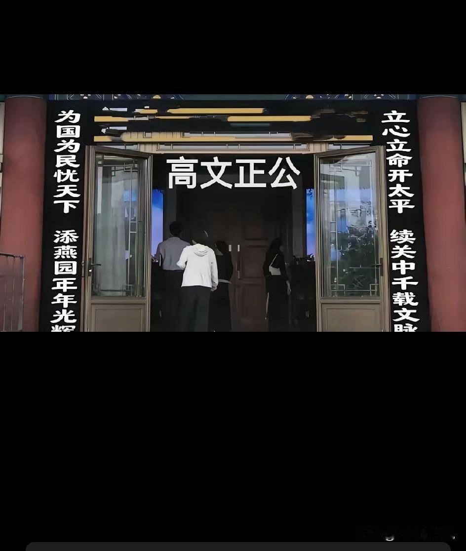 为逝者溢美，也不能拔高到受不起的底部
写挽联，虽不是写实，但是也要服众
一旦拔高