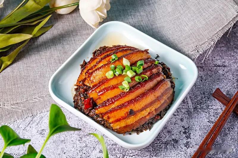 一道梅菜扣肉，肥而不腻，梅菜吸满了肉汁，软乎乎的特别下饭。
再来一盘酿豆腐，豆腐