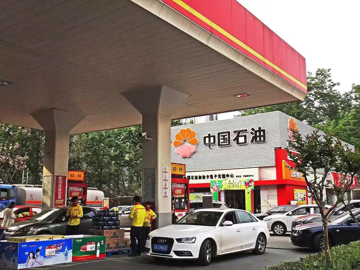 今晚24时油价上调，每升涨约6毛，加满一箱多花30元
准备加油的车主注意了。国内