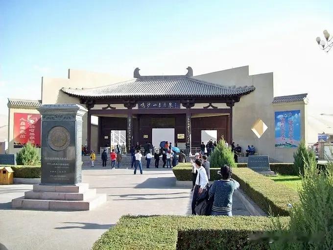 河西四郡之敦煌赋

河西有郡，名曰敦煌。东峙三危，西接楼兰，南枕祁连雪，北通大漠