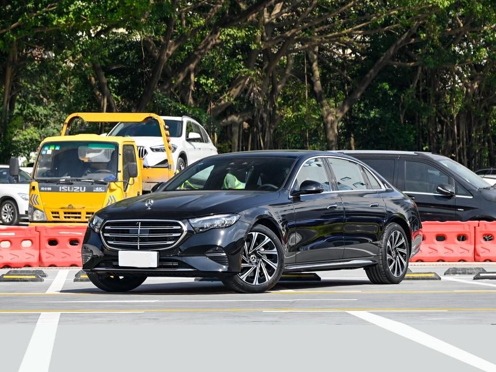 国内媒体实拍全新奔驰E300L “豪华版”，看起来应该是E300L的入门版本。别