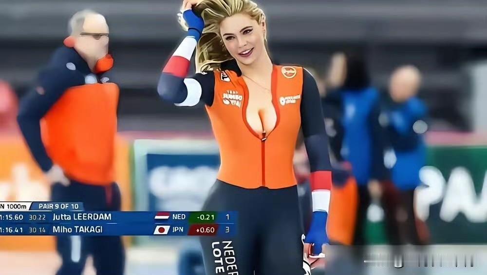 穿着FILA赞助的运动衣，在胜利的那一刻露出了耐克的勾子。
FILA赞助了荷兰队