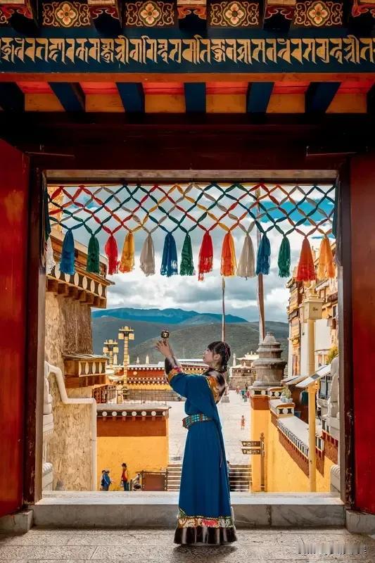 人到中年方才懂得，
莫要去计较名利的得失。
活得开心才是最为重要的，
怀揣着一颗