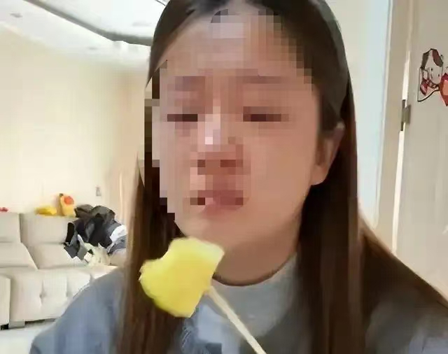 #女子虚假演绎怀孕遭指责已被平台禁言#【女子虚假演绎“怀孕买水果被指责”，平台禁