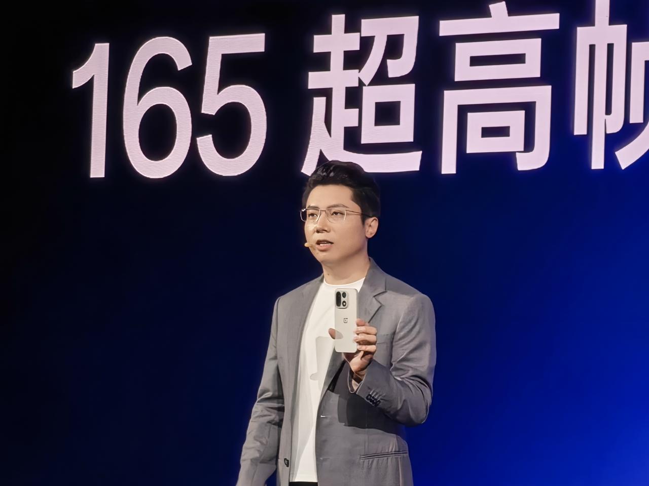 一加15的黑色和白色真机，10月发布，将是手机性能赛道的首款Ultra旗舰，实现