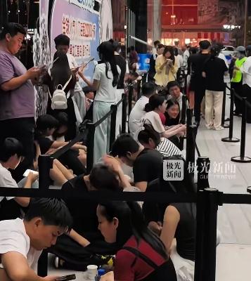 哈尔滨开了一家比萨饼店，午夜零点半开业，排队的人像看大戏、都是提前几个小时去排队