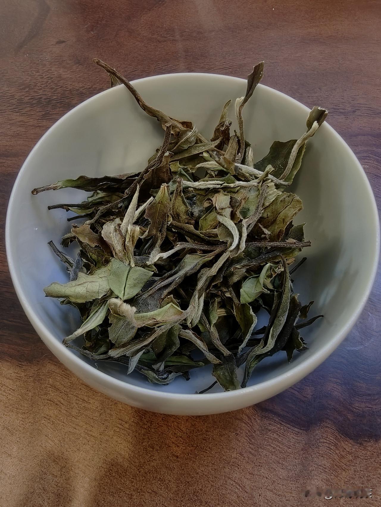 用Ai扫描功能，扫一扫这个茶，大抵只能辨到六大茶类，更进一步是云南大叶种白茶，一