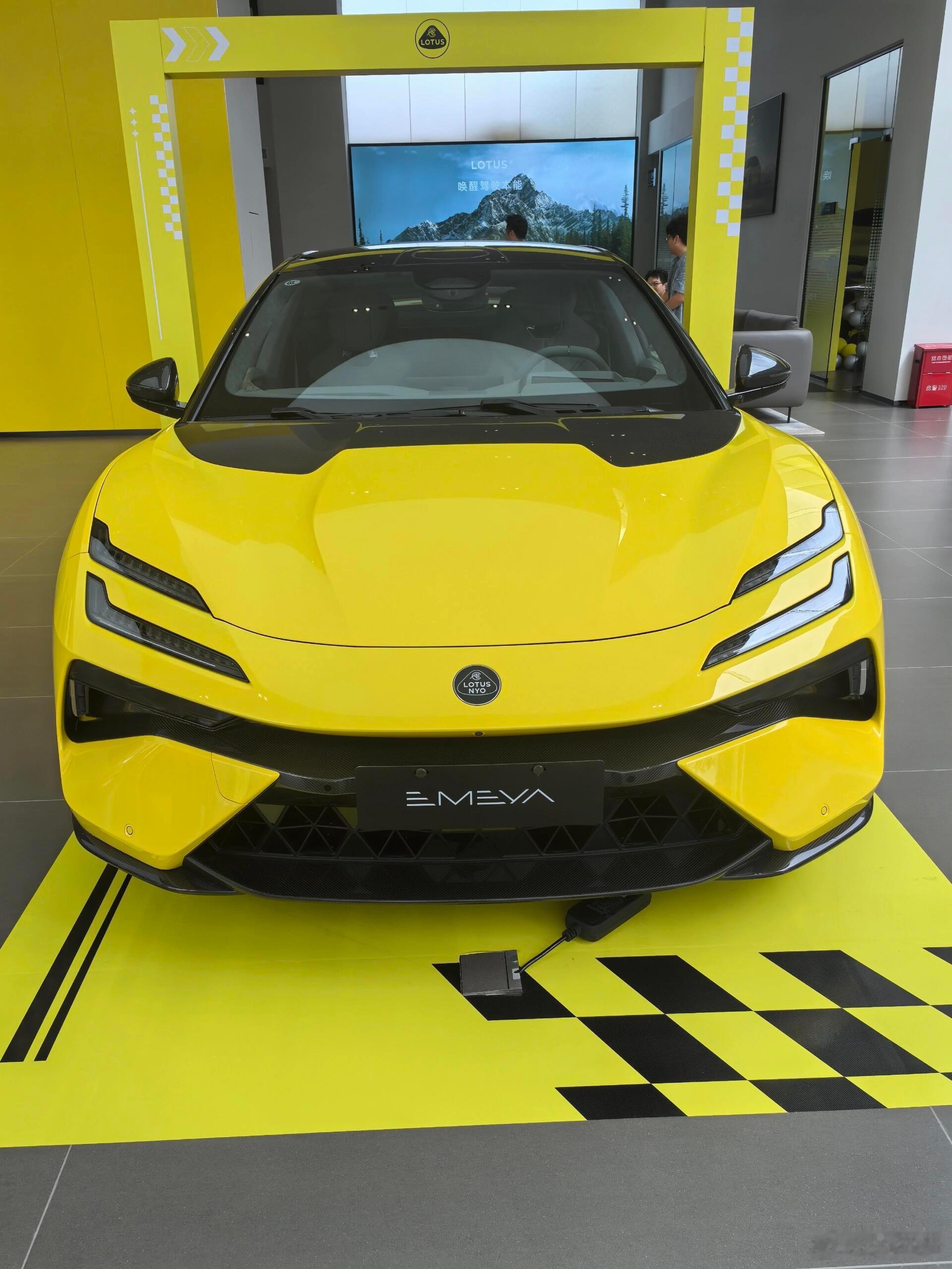 路特斯EMEYA繁花🚗⚙️定位与设计：中大型纯电轿跑，轿跑风格设计，新增“银月