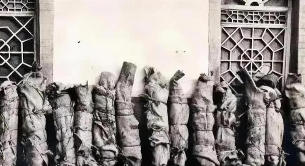 1937年，红军师团级干部惨遭马家军害后，被捆绑起来，整齐排放在墙边。马匪正准备