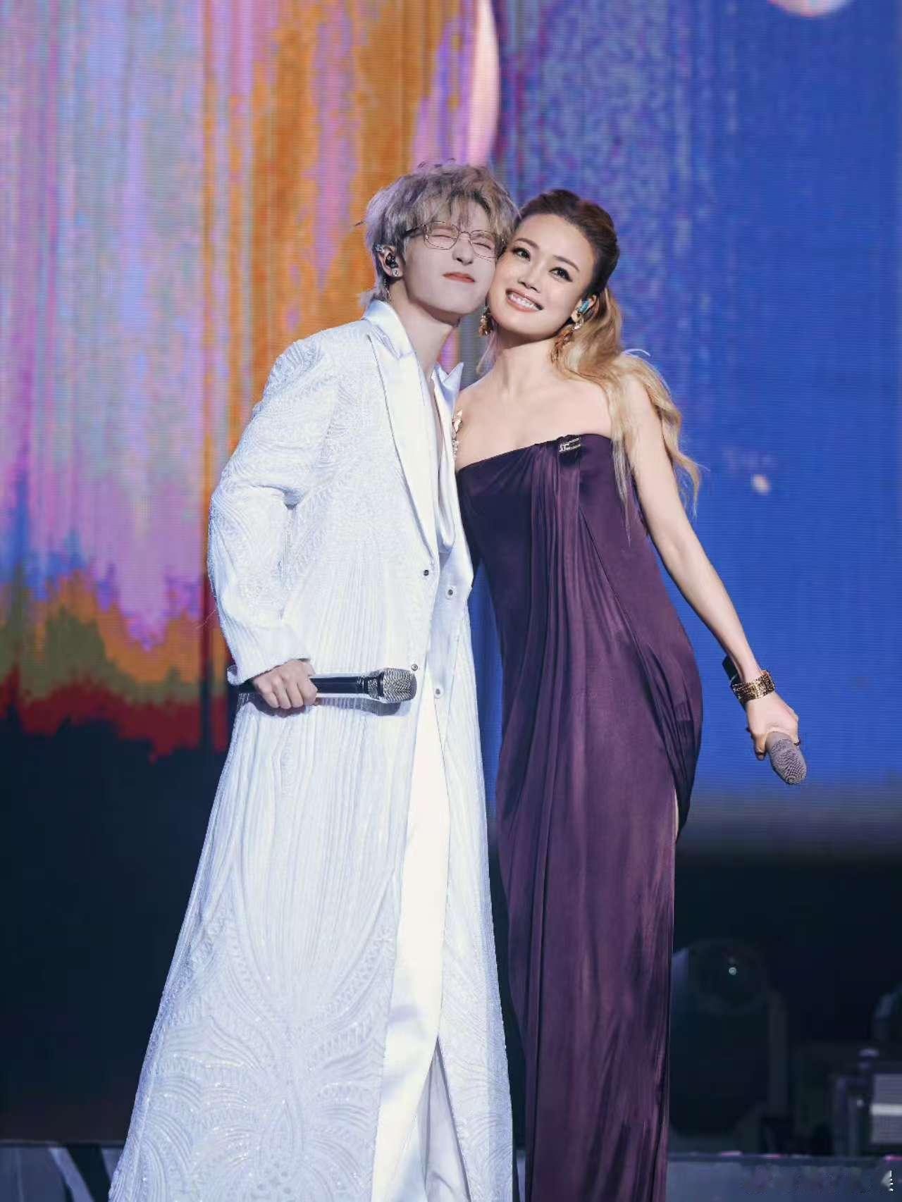 李昊祖儿姐姐想你李昊宋祖儿贴脸合照李昊祖儿姐姐想你，不错不错，[憧憬][憧憬] 