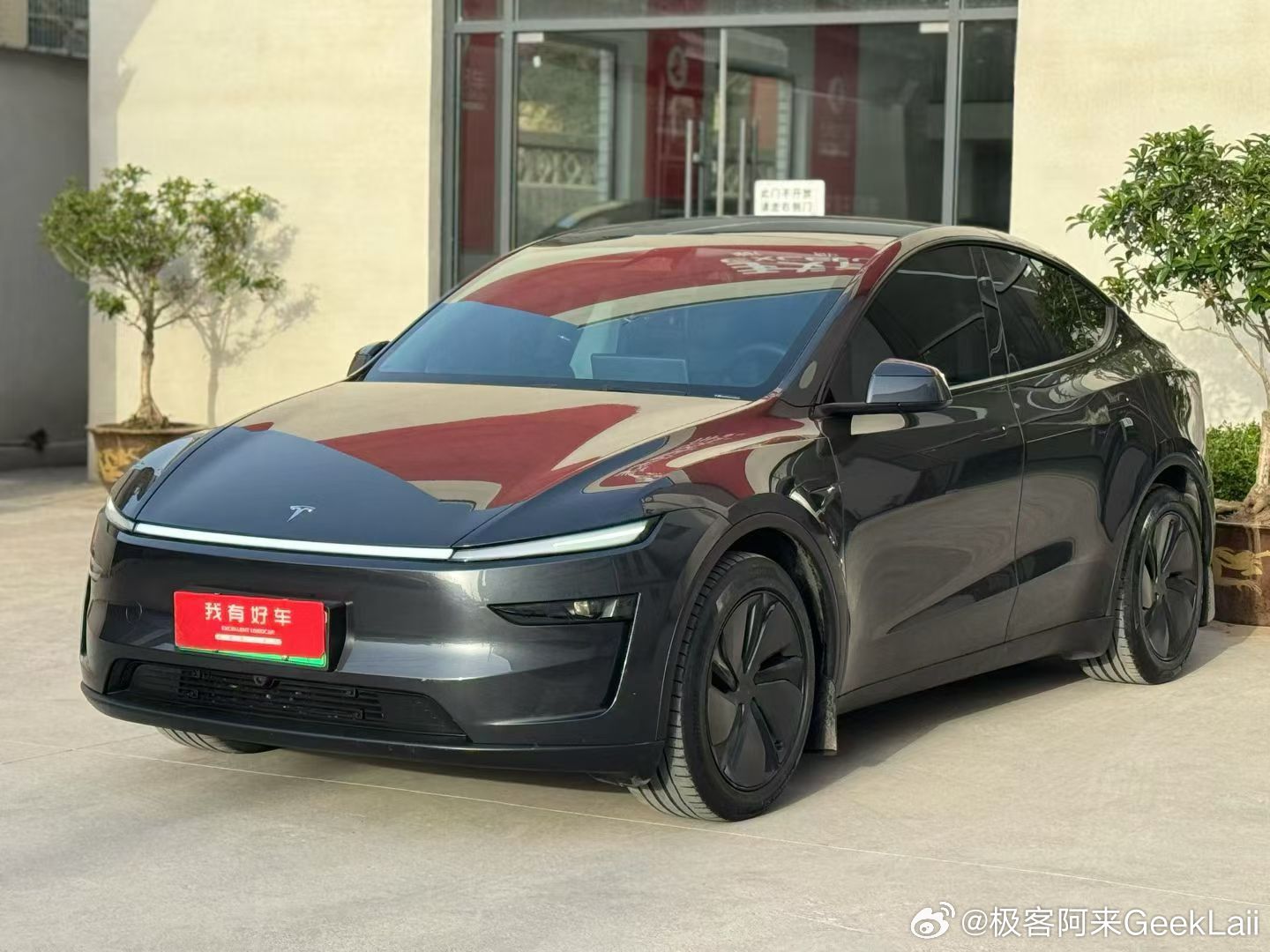 其实最开始我创业做新能源二手车是专营特斯拉的，但今年开始我们又扩品理想和小米了，