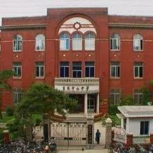 三十九中学那栋红砖楼

南昌街十三号，医大南门那块儿，有栋红砖楼。

挺老了。我