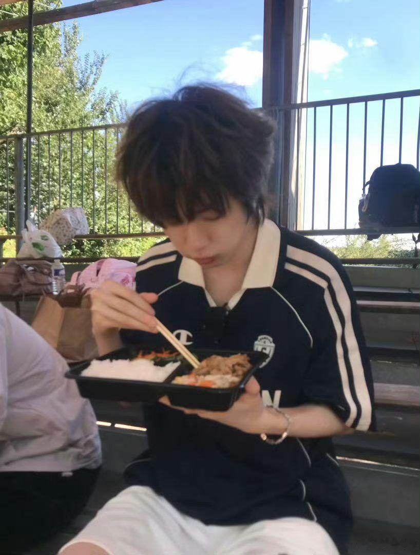 小落看九门被饿死鬼传染了搞笑玩梗还得看小落，两张图片趣味对照，埋头干饭的模样，完