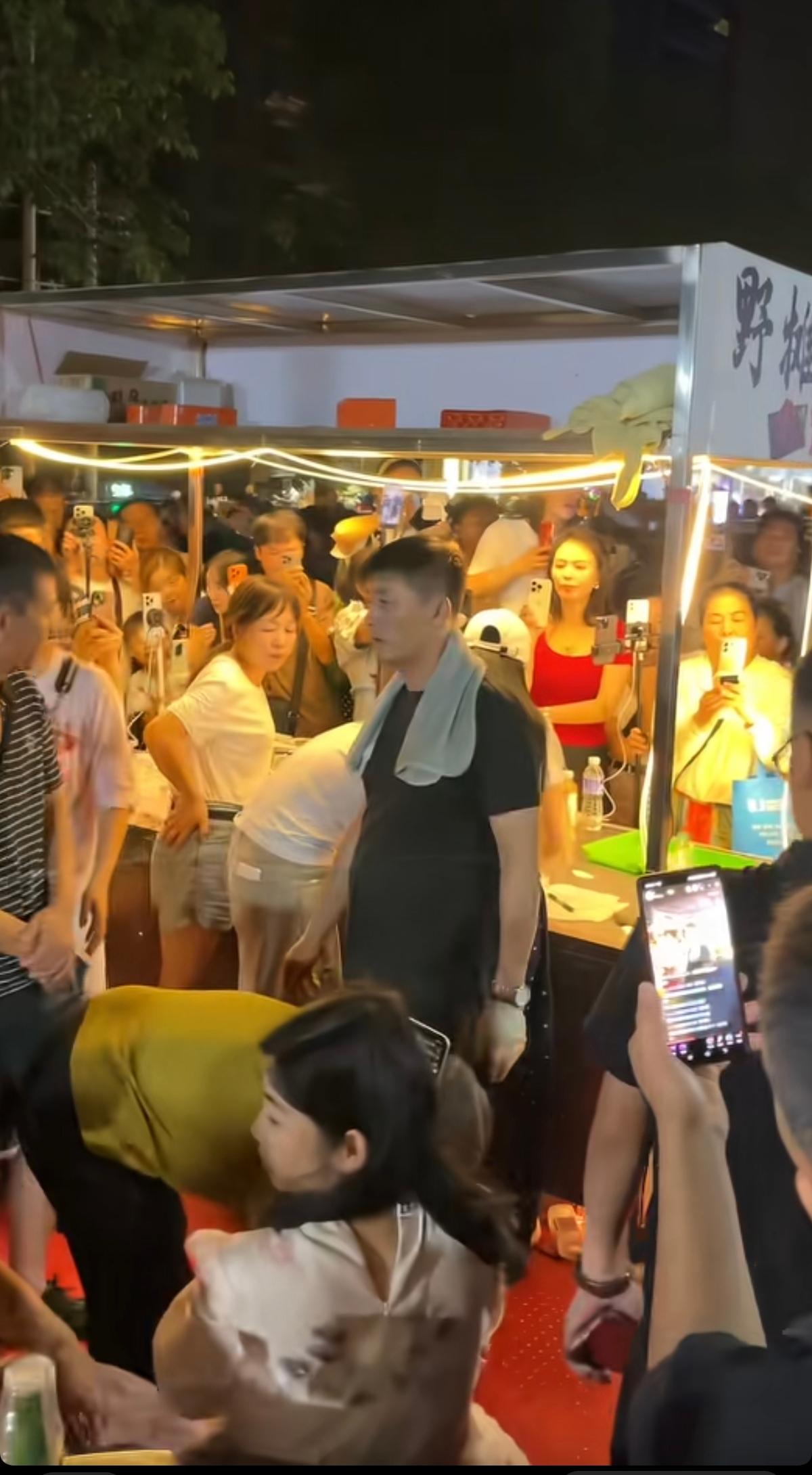 网友：忽有故人心上过，回首山河已是秋～一个人带火一座城。
