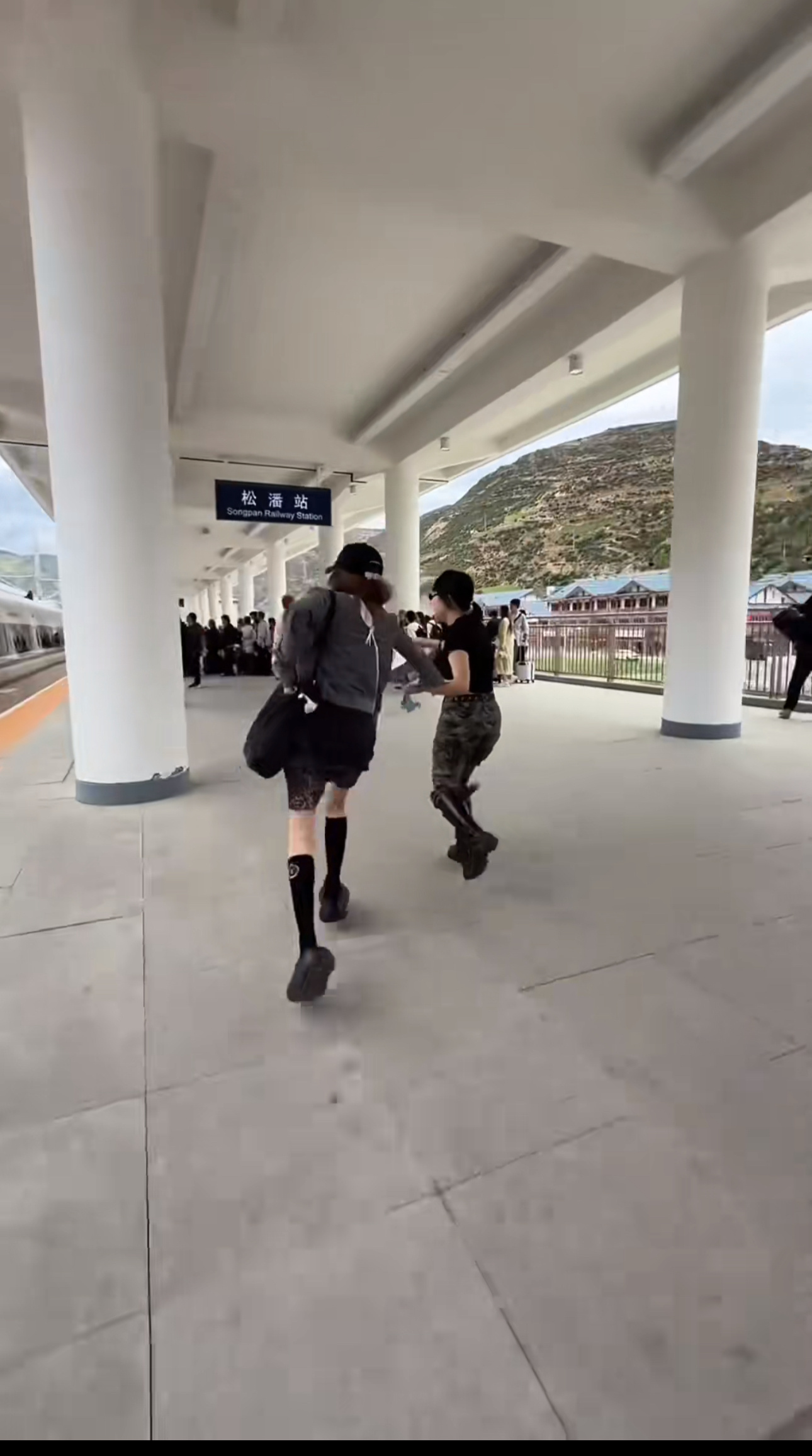 其他不知道，前两天刷到网红厚本带赵露思回泸州参加奶奶80大寿，才是真的笑到踹不过