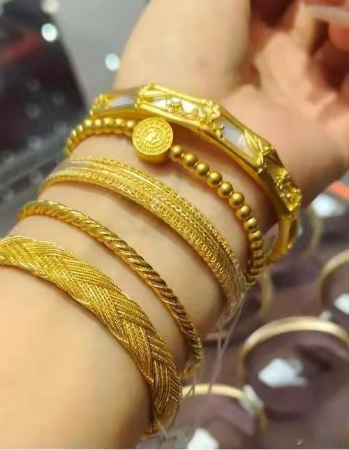 贵金属回调三大原因这里要给大家提个醒，买贵金属基金千万别盲目跟风。有个网友分享，