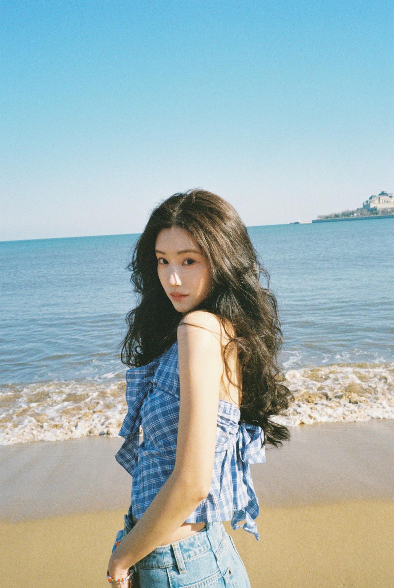 「 海边日记 」

阳光、海浪、蓝格子，
是属于夏天的限定浪漫，
风里已经有了海