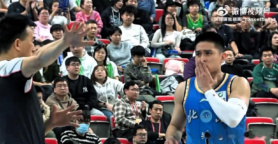 陈盈骏捂着嘴，可怜处处看着裁判，此处无声胜有声，意思是说：看到了吗，我被对手，碰