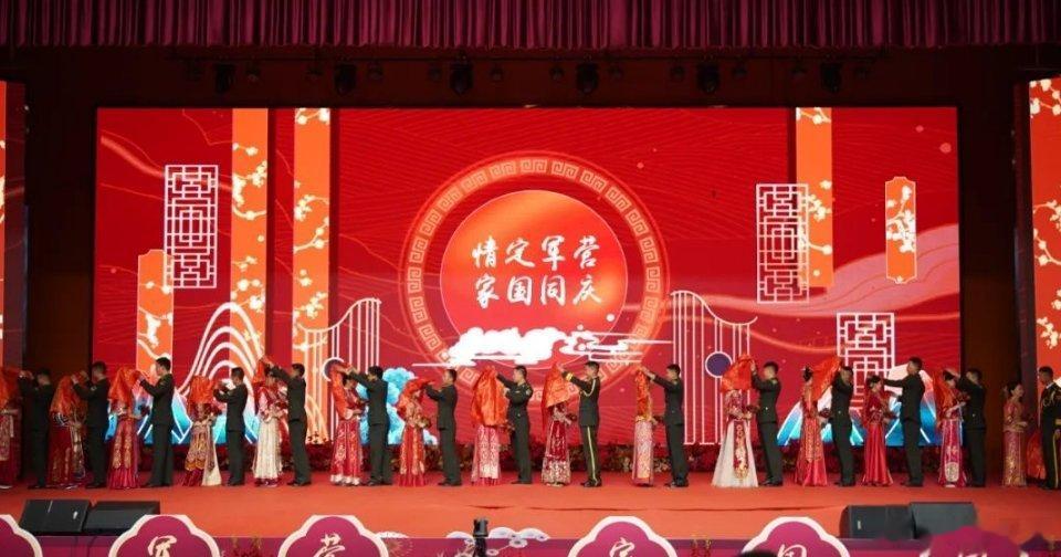 #铸剑中原[超话]##早安军营##原原说早晚安# 当红装遇上军装，浪漫与忠诚互成