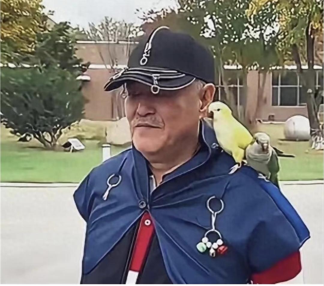 本山大叔的生活也是太惬意了啊。三亚，69岁的的赵本山被拍到，正在遛鸟呢！你看他身