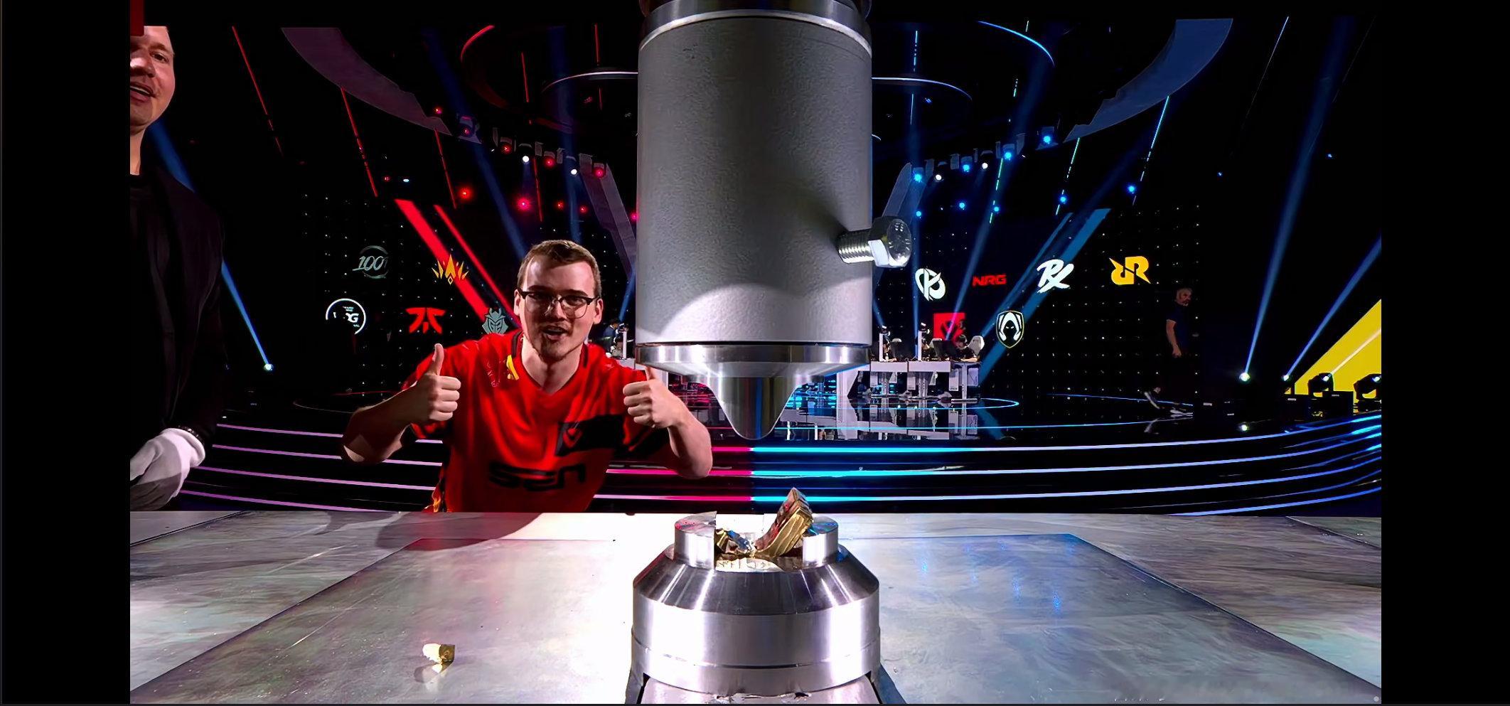 无畏契约电竞世界杯 无畏契约竞燃时刻 该说不说的，隔壁这也太有激情了，直接给这玩