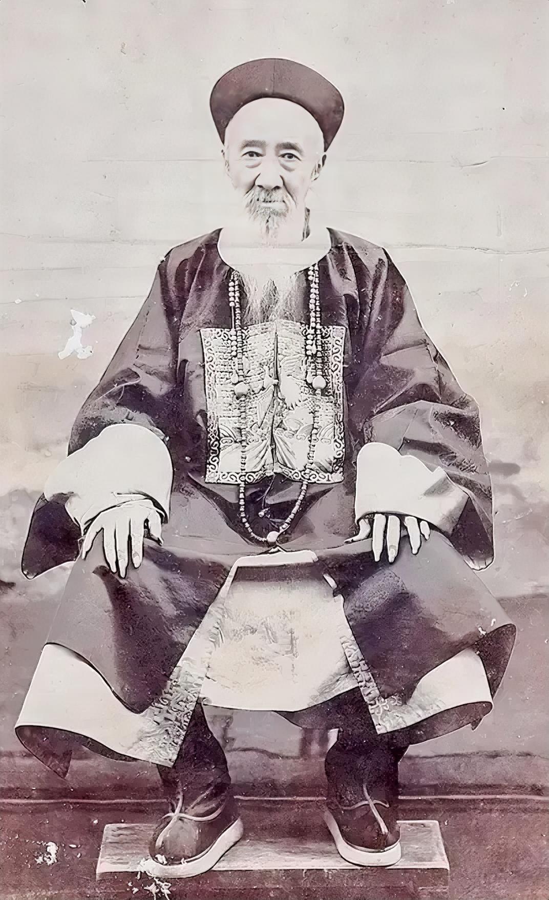 1863年，张之洞和妻子吵架，他一脚将妻子踢倒在地，妻子趴在地上一动不动，张之洞