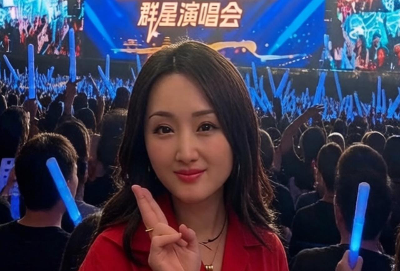 2026年4月18号济宁演唱会现场，杨钰莹登台演出。

路人原相机生图看得很真实