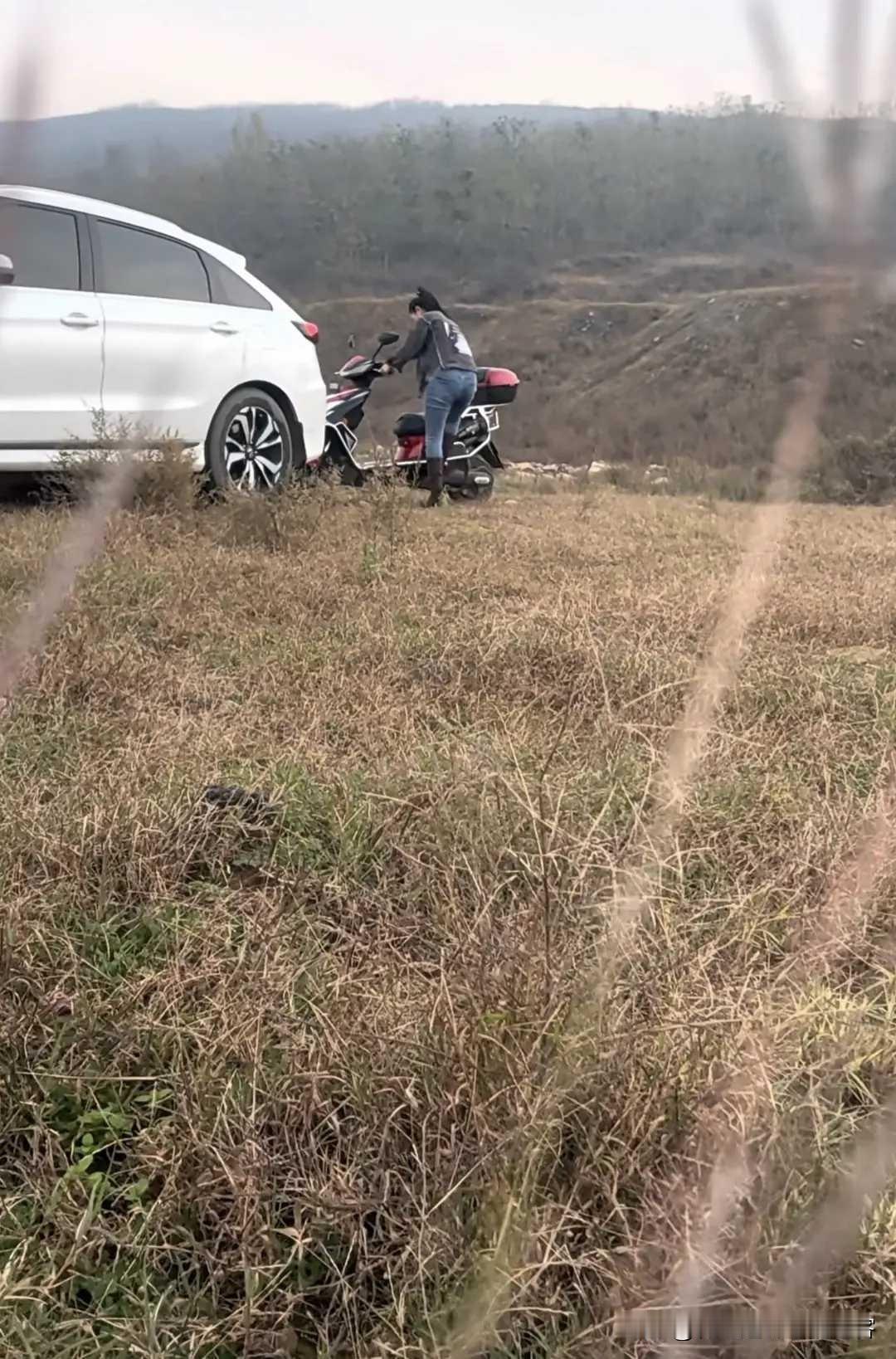 不怕小车停的偏，就怕电车停旁边
电车只要靠边停，里边肯定有内情